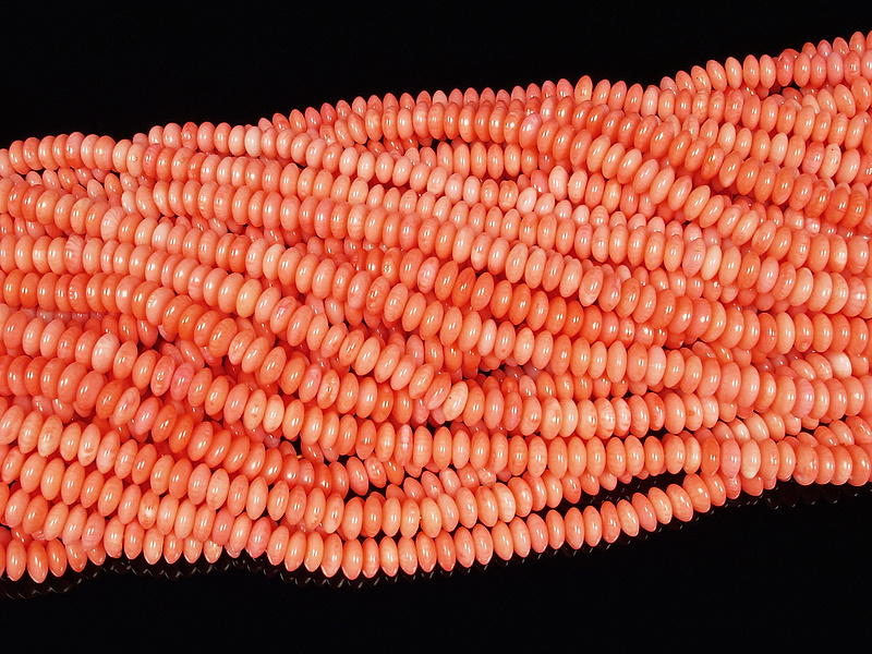Бусины лососевого коралла рондель (тонированы). Диаметр отверстия 0.8 мм. Размеры, вес, длина и количество бусин на нити указаны примерно.
