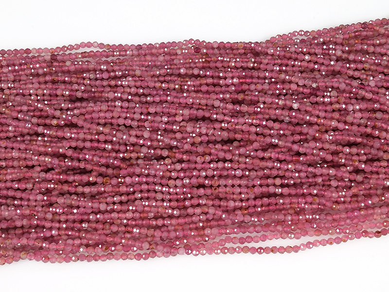 Граненые бусины розового турмалина рубеллита. Диаметр отверстия 0.4 мм. Размеры, вес, длина и количество бусин на нити указаны примерно.
