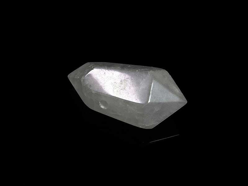 Граненая подвеска горного хрусталя в форме кристалла, покрыта радужным напылением. Диаметр бокового отверстия  3 мм. Погрешность измерения 1-2 мм. Выемки.