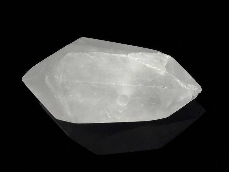 Граненая подвеска горного хрусталя в форме кристалла. Диаметр бокового отверстия  2 мм. Погрешность измерения 1-2 мм. Трещина.