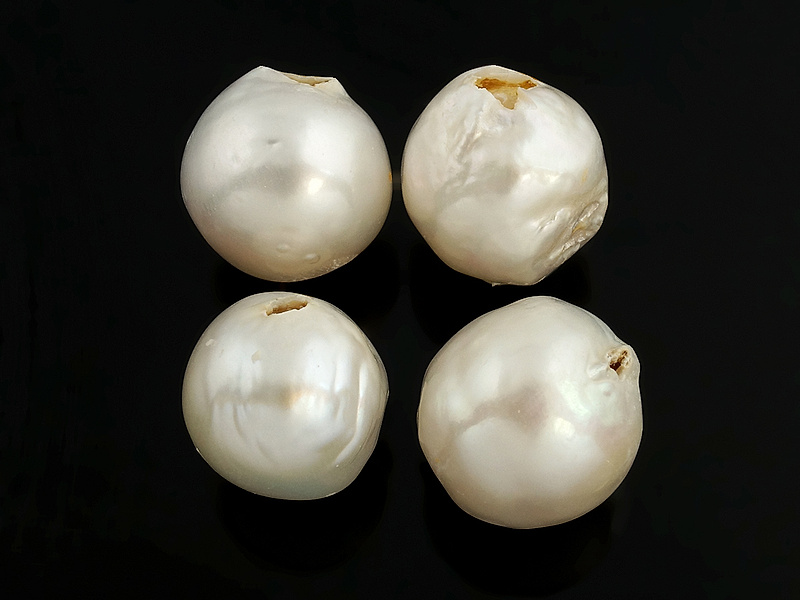Жемчуг Касуми белого с кремовым цвета округлой формы - крупные бусины для серег. Диаметр сквозного отверстия 0.5 мм. Размер и вес бусин усреднен. Природные неровности и наплывы перламутра. Цена за комплект.