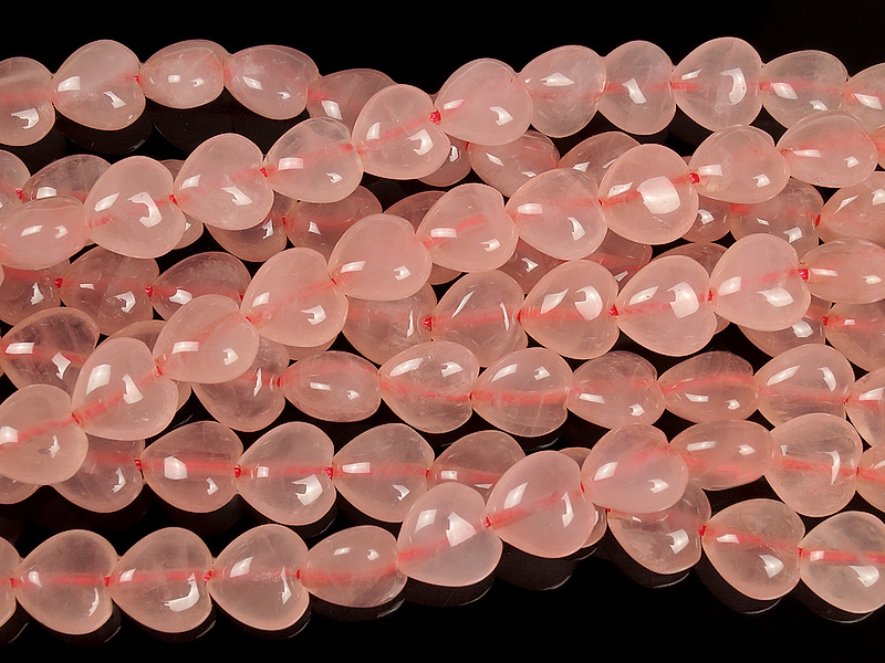 Резные бусины розового кварца в форме сердечка. Размер и вес бусин усреднены. Длина и количество бусин на нити указаны примерно. Отверстие проходит вдоль бусины.
