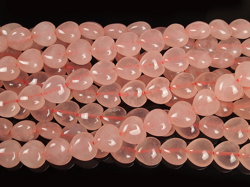 Резные бусины розового кварца в форме сердечка. Размер и вес бусин усреднены. Длина нитей и количество бусин указаны примерно. Отверстие проходит вдоль бусины. На бусинах с уценкой мелкие выемки.
