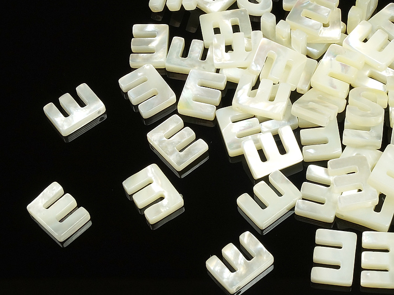 Бусины буквы из перламутра Е