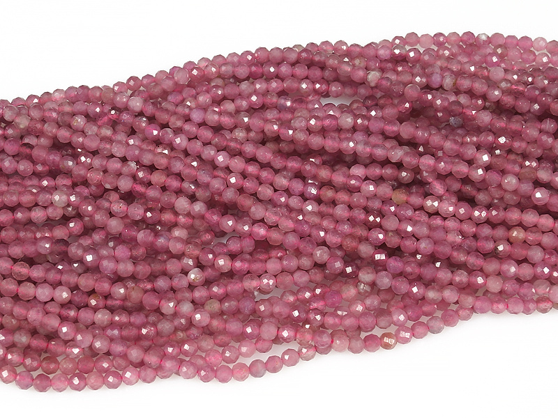 Граненые бусины розового турмалина рубеллита, каменный бисер. Диаметр отверстия 0.5 мм. Размеры, вес,  длина и количество буси на нити указаны примерно. Диаметр бусин 3-3.5 мм.
