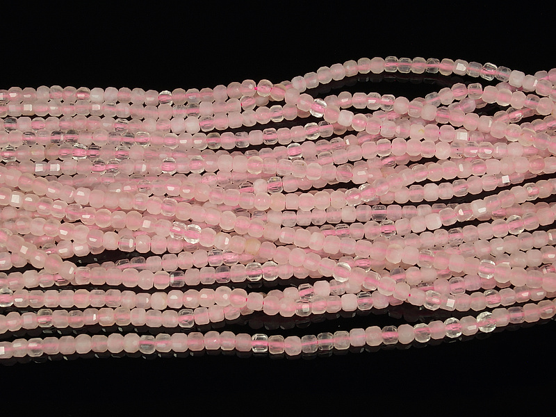 Граненые бусины розового кварца. Диаметр отверстия 0.5 мм. Размеры, вес, длина и количество бусин  на нити указаны примерно.
