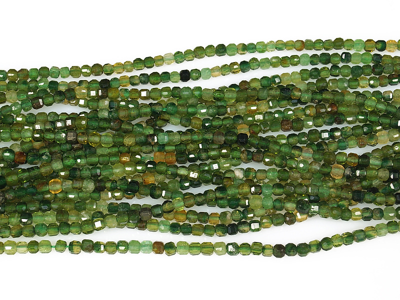 Граненые бусины зеленого турмалина верделита. Диаметр отверстия 0.6 мм. Размеры, вес, длина и количество бусин на нити указаны примерно.

