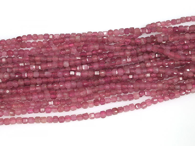 Граненые бусины розового турмалина рубеллита. Диаметр отверстия 0.6 мм. Размеры, вес, длина и количество бусин указаны примерно.
