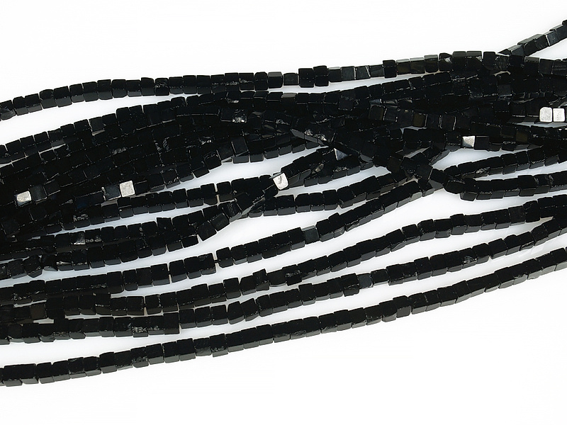 Бусины кубики черного турмалина шерла, каменный бисер. Диаметр отверстия 0.6 мм.  Размеры, вес, длина и количество бусин на нити указаны примерно.
