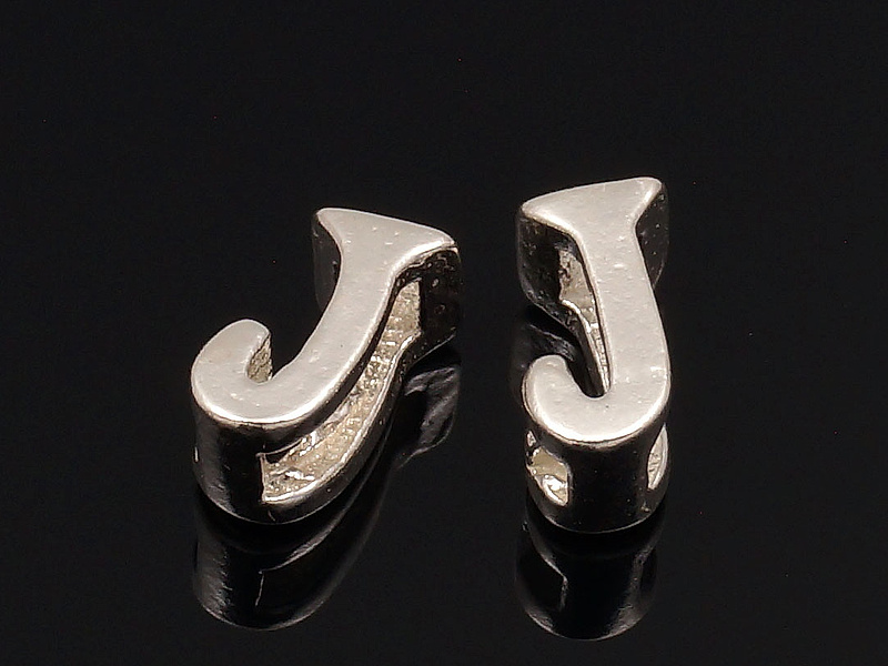Бусина буква J для создания украшений, отверстие 4 х 1.3 мм. Цена за шт.