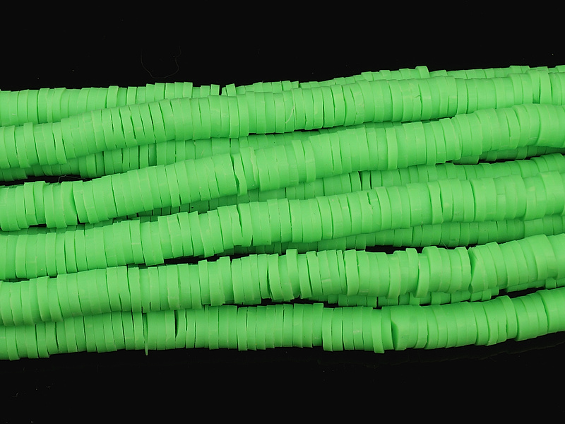 Каучуковые бусины спейсеры  зеленые. Диаметр отверстия 2,5 мм. Длина нити примерно 39 см, примерно 390 бусин. Размеры бусин усреднены. Цена указана за нить.
