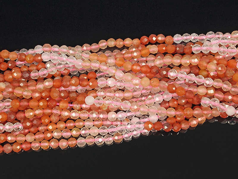 Граненые бусины сердолика с розовым кварцем с градиентом. Диаметр отверстия 0.4 мм. Размеры, вес, длина и количество бусин на нити указаны примерно.
