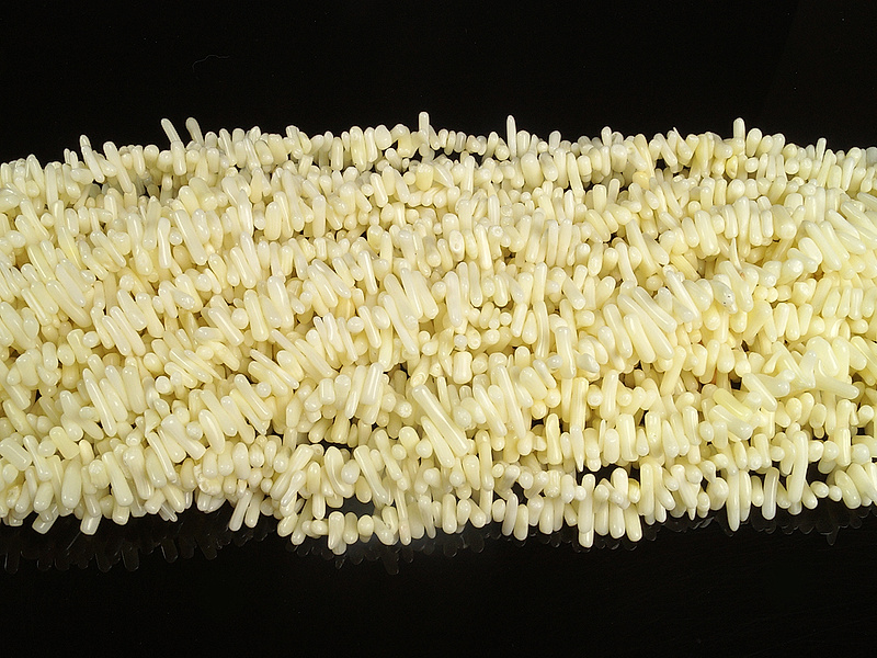 Крошка белого коралла. Диаметр отверстия 0.65 мм. Размеры, вес, длина и количество бусин на нити указаны примерно. Размеры бусин усреднены.
