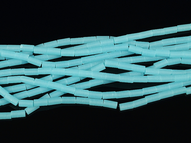 Стеклянные бусины трубочки для создания украшений. Диаметр отверстия - 0.6 мм. Размеры, длина нити и количество бусин на нити указаны примерно.