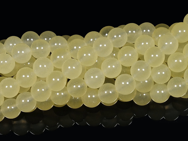 Стеклянные бусины круглые для создания украшений. Диаметр отверстия - 1.3 мм. Размеры, длина и количество бусин на нити указаны примерно.
