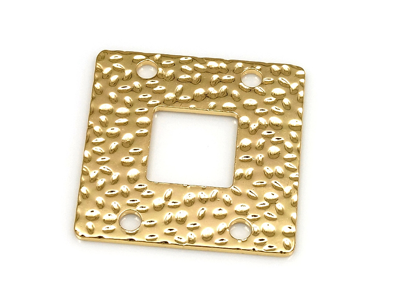 Коннектор-подвеска "Резной квадрат" для создания украшений. Покрытие - золото 14к. Диаметр отверстий - 1.9 мм. Цена указана за штуку.
