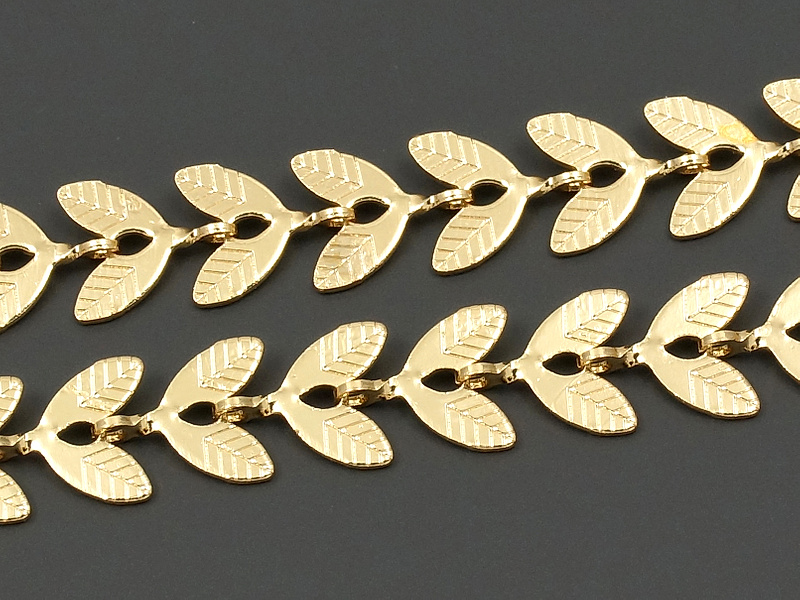 Ювелирная цепочка с рифлеными листиками для создания украшений. Основа - латунь/медь, покрытие - золото 14К. Размер листика 5х6х0.5 мм. Элементы располагаются через 1 мм. Звенья запаяны.
