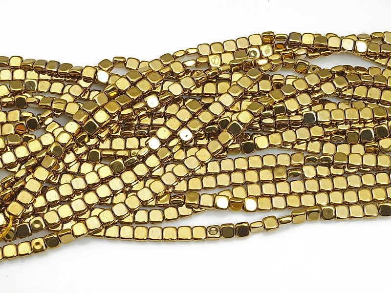 Бусины гематита квадрат золотой (гематин). Диаметр отверстия 0.5 мм. Размеры вес, длина и количество бусин  на нити указаны примерно.
