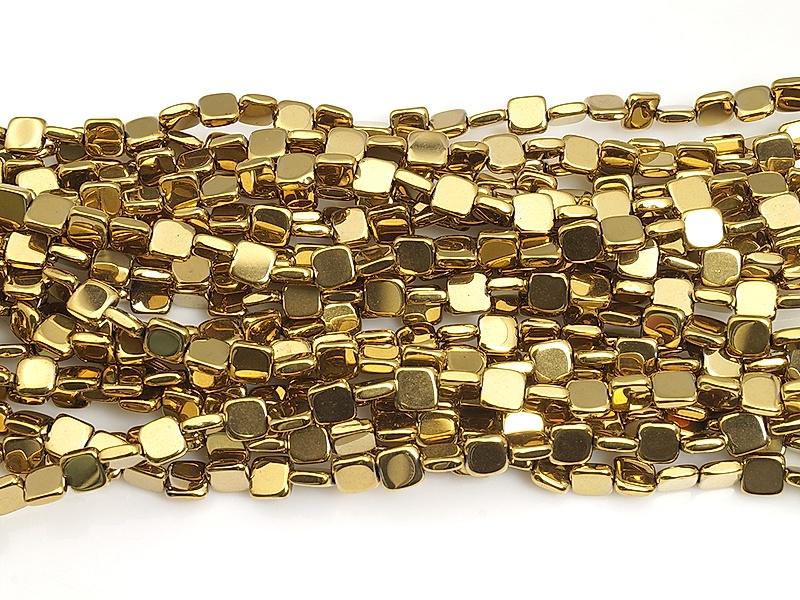 Бусины гематита квадрат золотой (гематин). Диаметр отверстия 0.8 мм. Размеры вес, длина и количество бусин  на нити указаны примерно.
