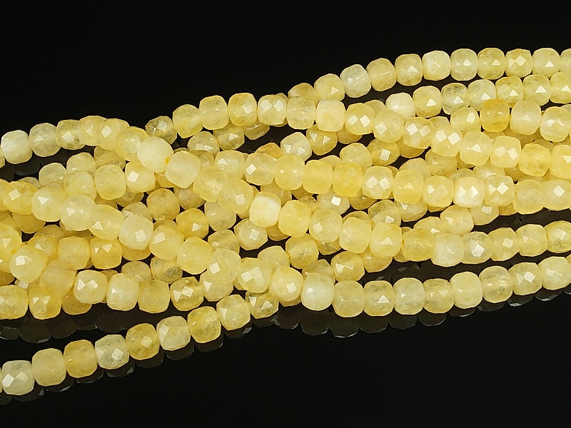 Граненые бусины кубики желтого опала (имитация из кварца). Диаметр отверстия 1 мм.  Размеры, вес, длина и количество бусин на нити указаны примерно. Микровыемки.
