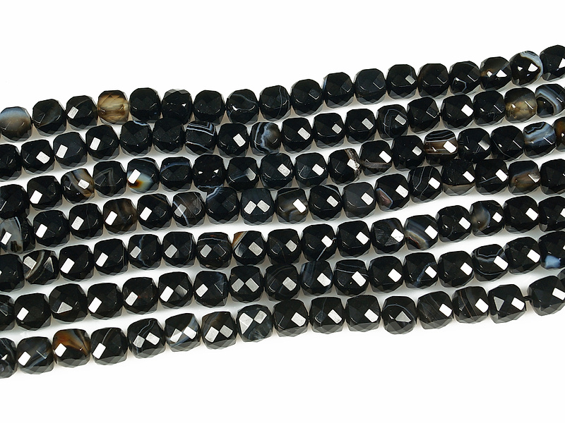 Граненые бусины кубики черного агата (тонированы). Диаметр отверстия 1 мм. Размеры, вес, длина и количество бусин на нити указаны примерно. Микровыемки
