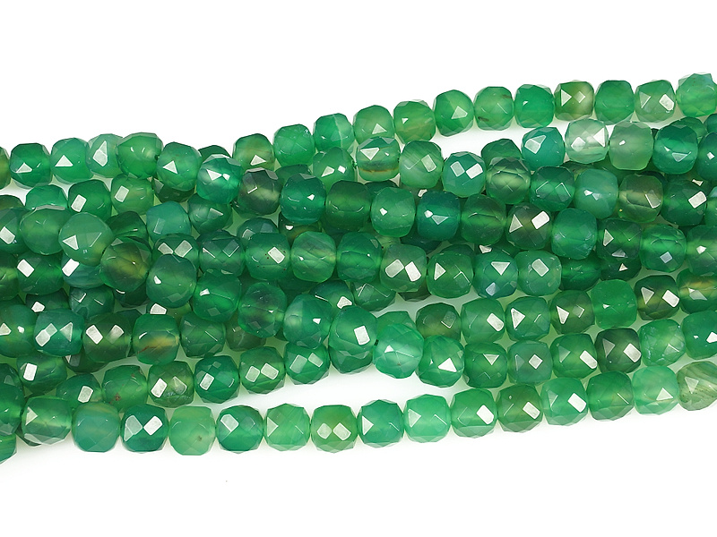 Граненые бусины кубики зеленого агата. Диаметр отверстия 1 мм. Размеры, вес, длина и количество бусин на нити указаны примерно.
