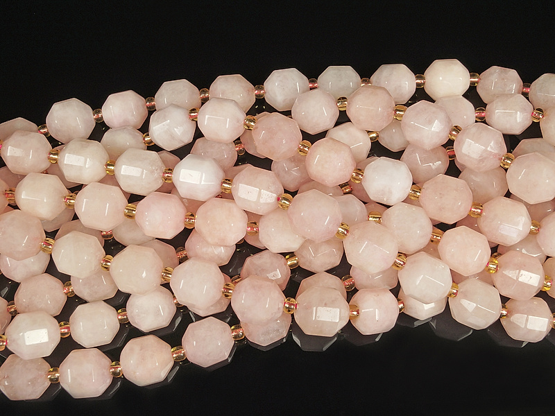 Граненые бусины фонарики розового кварца (тонированы). Диаметр отверстия 1 мм. Размеры, вес, длина и количество бусин на нити указаны примерно.  Длина нити указана вместе с бусинами разделителями. Микровыемки.
