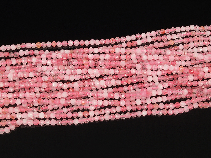 Граненые бусины розового кварца (тонированы). Каменный бисер. Диаметр отверстия 0.4 мм. Размеры, вес, длина и количество бусин на нити указаны примерно.
