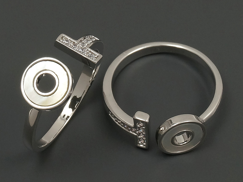 Основа для кольца для создания бижутерии (украшений). Покрытие - родий. Вставки - фианиты, перламутр. Размер кольца варьируется от 17 до 18 мм. Цена указана за 1 штуку.
