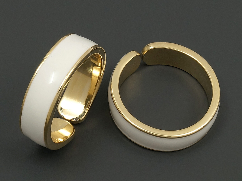 Основа для кольца для создания бижутерии (украшений). Покрытие - золото 14К. Вставка - эмаль. Размер кольца варьируется от 16.5 до 18 мм. Цена указана за 1 штуку.
