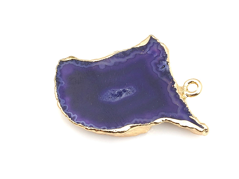 Подвеска среза жеоды "фиолетового" агата в оправе цвета "золото" (минерал тонирован). Подвес - 2.5 мм. Размеры и вес усреднены. Мелкие выемки.
