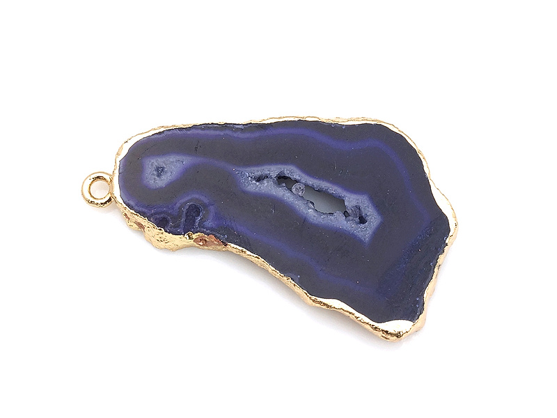 Подвеска среза жеоды "фиолетового" агата в оправе цвета "золото" (минерал тонирован). Подвес - 2.5 мм. Размеры и вес усреднены. Мелкие выемки.
