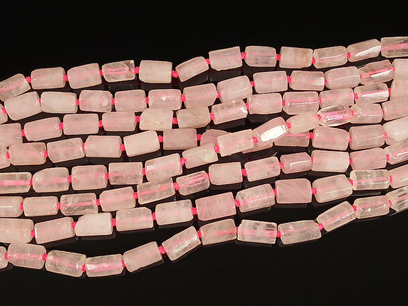 Необработанные бусины трубочки розового кварца. Диаметр отверстия 0.8 мм. Размеры, вес, длина и количество бусин на нити указаны примерно. Мелкие выемки.
