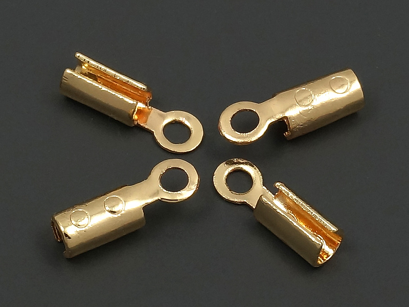 Зажим - концевик для цепочки, проволоки, шнура диаметром до 1.5 мм. Покрытие - Золото 14к, основа - латунь. Диаметр отверстия 1.6 мм. Цена указана за одну пару.
