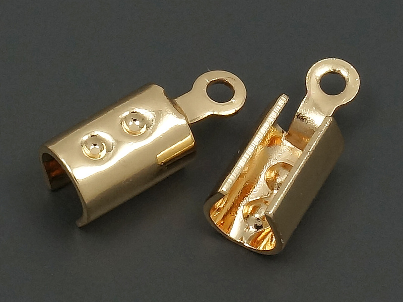Зажим - концевик для цепочки, проволоки, шнура диаметром до 3 мм. Покрытие - Золото 14к, основа - латунь. Диаметр отверстия 3.1 мм. Цена указана за одну пару.
