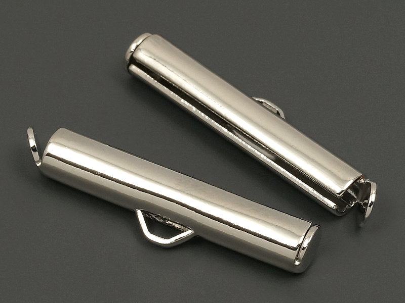 Концевик трубочка коннектор для многорядных браслетов, подвесок и т.д. Может быть использован с любыми материалами, в том числе и со стразовой лентой, цепочкой, тросиком, шнуром. Покрытие - родий, основа - латунь. Диаметр отверстия трубочки - 3 мм. Отверстие ушка - 1.2 мм. Цена за пару.
