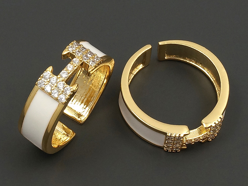 Основа для кольца для создания бижутерии (украшений). Покрытие - золото 14К. Вставки - фианиты, эмаль. Размер кольца варьируется от 16 до 17 мм. На основах с уценкой неровности. Цена указана за 1 штуку.
