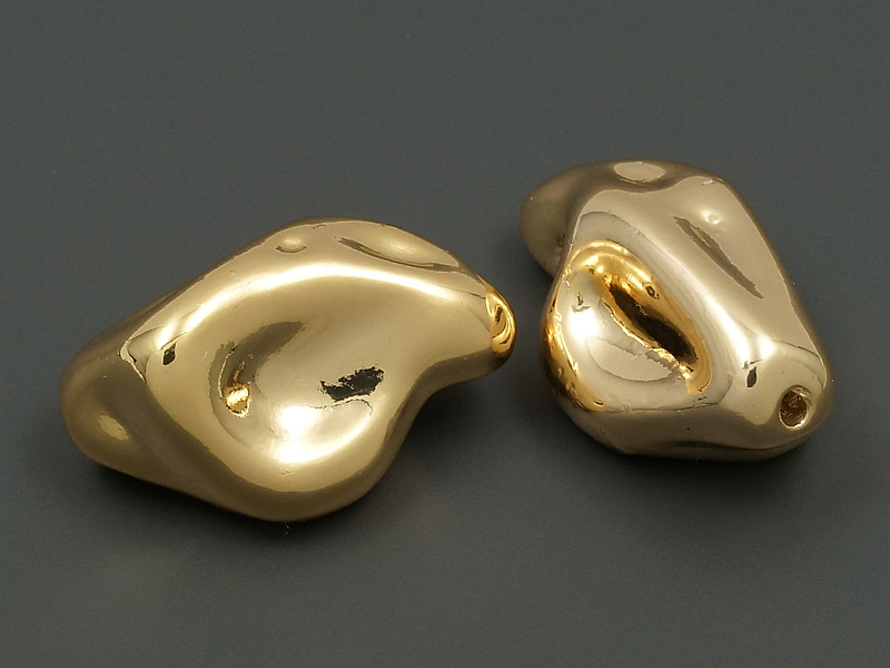 Бусина "Камешек" для создания бижутерии (украшений). Покрытие - золото 14К. Диаметр отверстия - 1.5 мм. В уцененных бусинах присутствует неровность покрытия.
