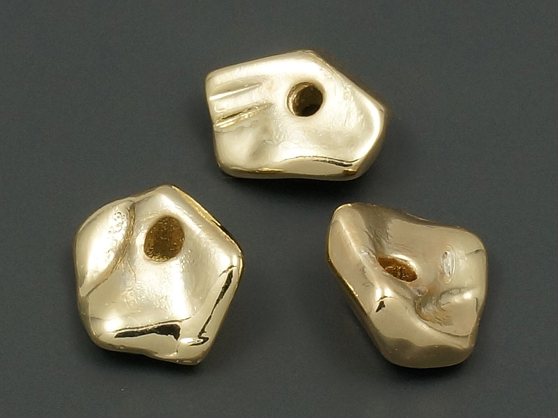 Бусина "Маленький камешек" для создания бижутерии (украшений). Покрытие - золото 14К. Диаметр отверстия - 1.6 мм. В уцененных бусинах присутствуют маленькие темные точки и неровность покрытия.
