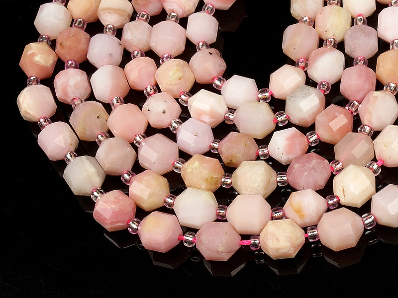 Граненые бусины фонарики розового опала. Перу. Диаметр отверстия 1 мм. Размеры, вес, длина и количество бусин на нити указаны примерно.
