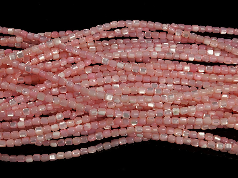 Бусины трубочки розового перламутра (тонированы). Диаметр отверстия 0.6 мм. Размеры, вес, длина и количество бусин на нити указаны примерно.&nbsp;
