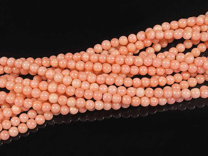 Бусины ярко-розового коралла (тонированы). Диаметр отверстия 0.5 мм. Размеры, вес, длина и количество бусин на нити указаны примерно.&nbsp;&nbsp;
