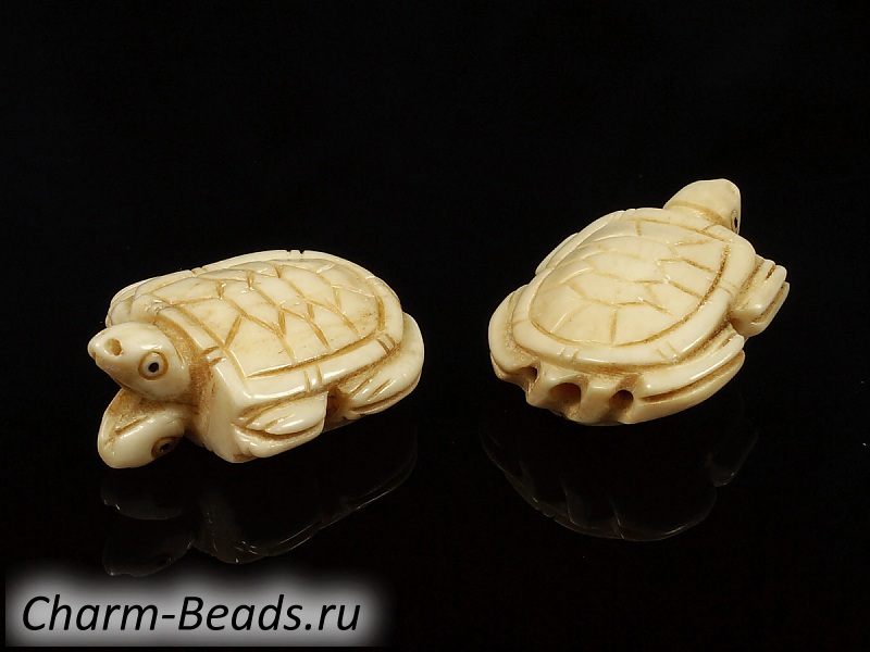 Резные бусины натуральной кости яка (пресованной) в виде двух зеркальных черепашек. Диаметр отверстия 2 мм. Размеры указаны приблизительно. Бусины могут незначительно отличаться в исполнении мелких элементов резьбы. Цена указана за одну бусину. | Интернет-магазин товаров для рукоделия