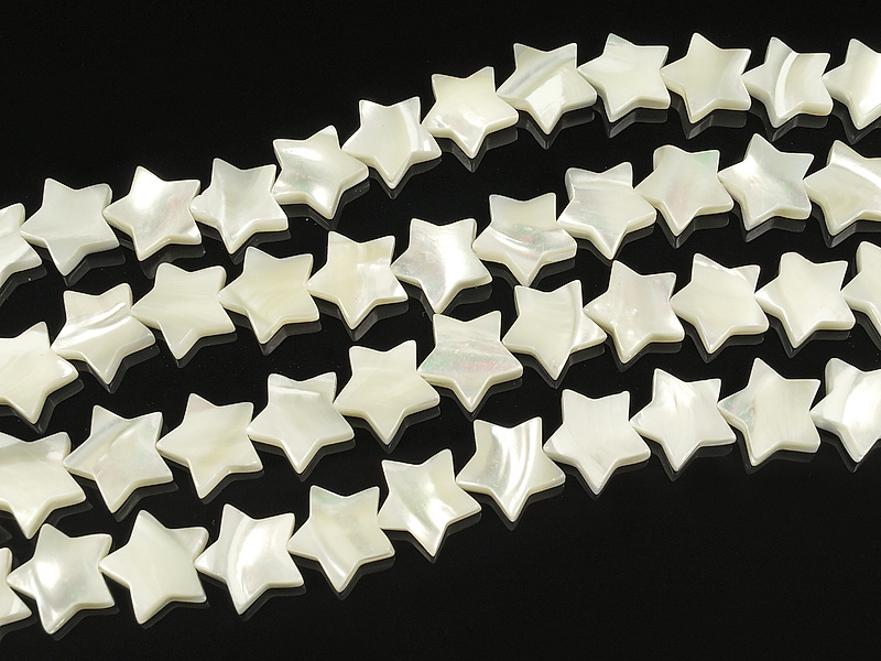 Бусины звезды белого перламутра. Диаметр отверстия 0.6 мм. Размеры, вес, длина и количество бусин на нити указаны примерно. Мелкие выемки.
