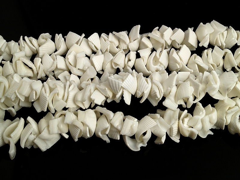 Белые бусины чипсы ракушек. Диаметр отверстия 0.8 мм. Размеры, вес, длина и количество бусин на нити указаны примерно. Размеры бусин усреднены.
