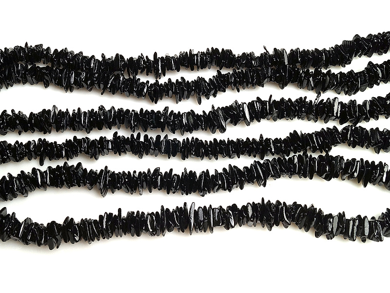 Черные бусины чипсы ракушек (тонированы). Диаметр отверстия 0.8 мм. Размеры, вес, длина и количество бусин на нити указаны примерно. Размеры бусин СИЛЬНО усреднены.
