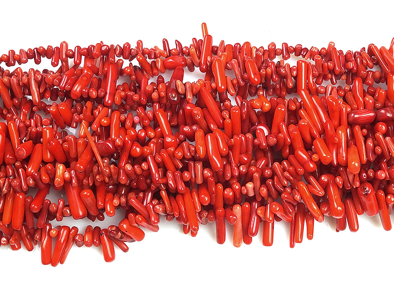Бусины палочки красного коралла (тонированы). Диаметр отверстия 0.6 мм. На отдельных бусинах отверстие расположено ближе к краю. Размеры, вес, длина и количество бусин на нити указаны примерно.

