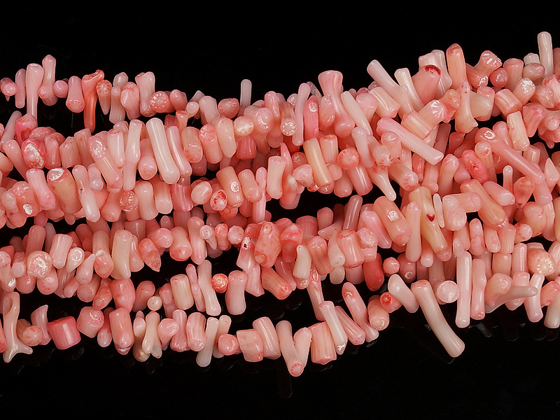 Бусины палочки розового коралла (тонированы). Диаметр отверстия 0.6 мм. На отдельных бусинах отверстие расположено ближе к краю. Размеры, вес, длина и количество бусин на нити указаны примерно.
