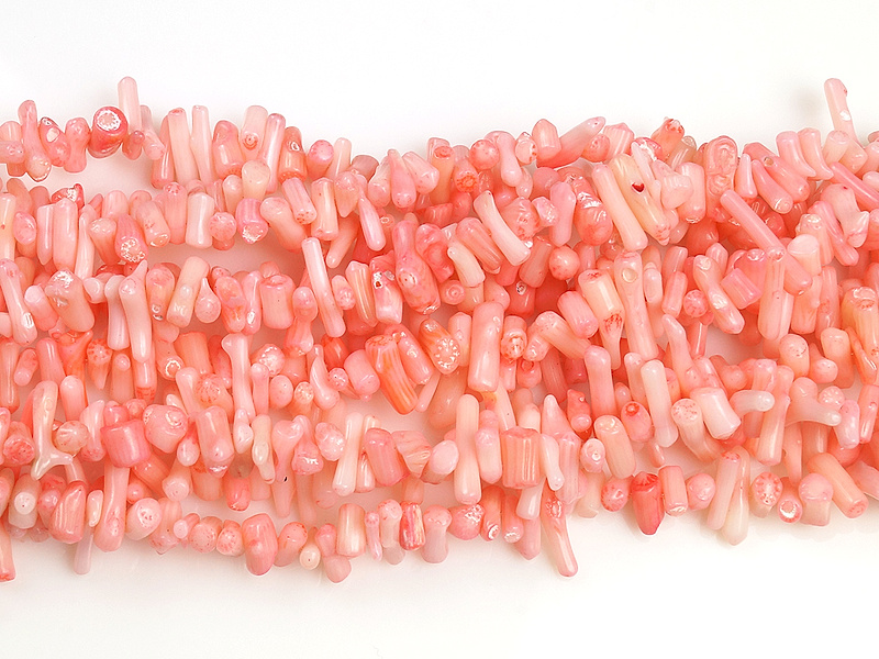 Бусины палочки розового коралла (тонированы). Диаметр отверстия 0.6 мм. На отдельных бусинах отверстие расположено ближе к краю. Размеры, вес, длина и количество бусин на нити указаны примерно.
