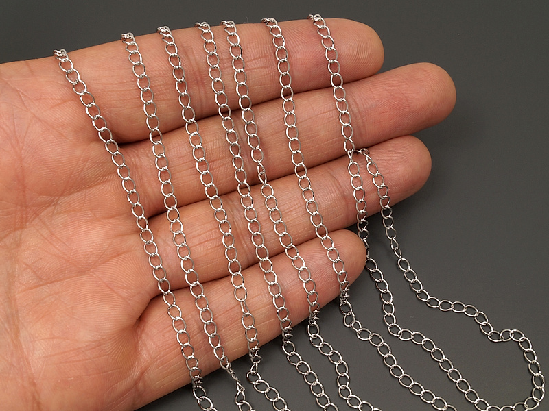 Ювелирная цепочка с плетением ромбо для создания бижутерии (украшений). Покрытие - родий. Размер звена - 4х3х0.4 мм, замкнуты.
